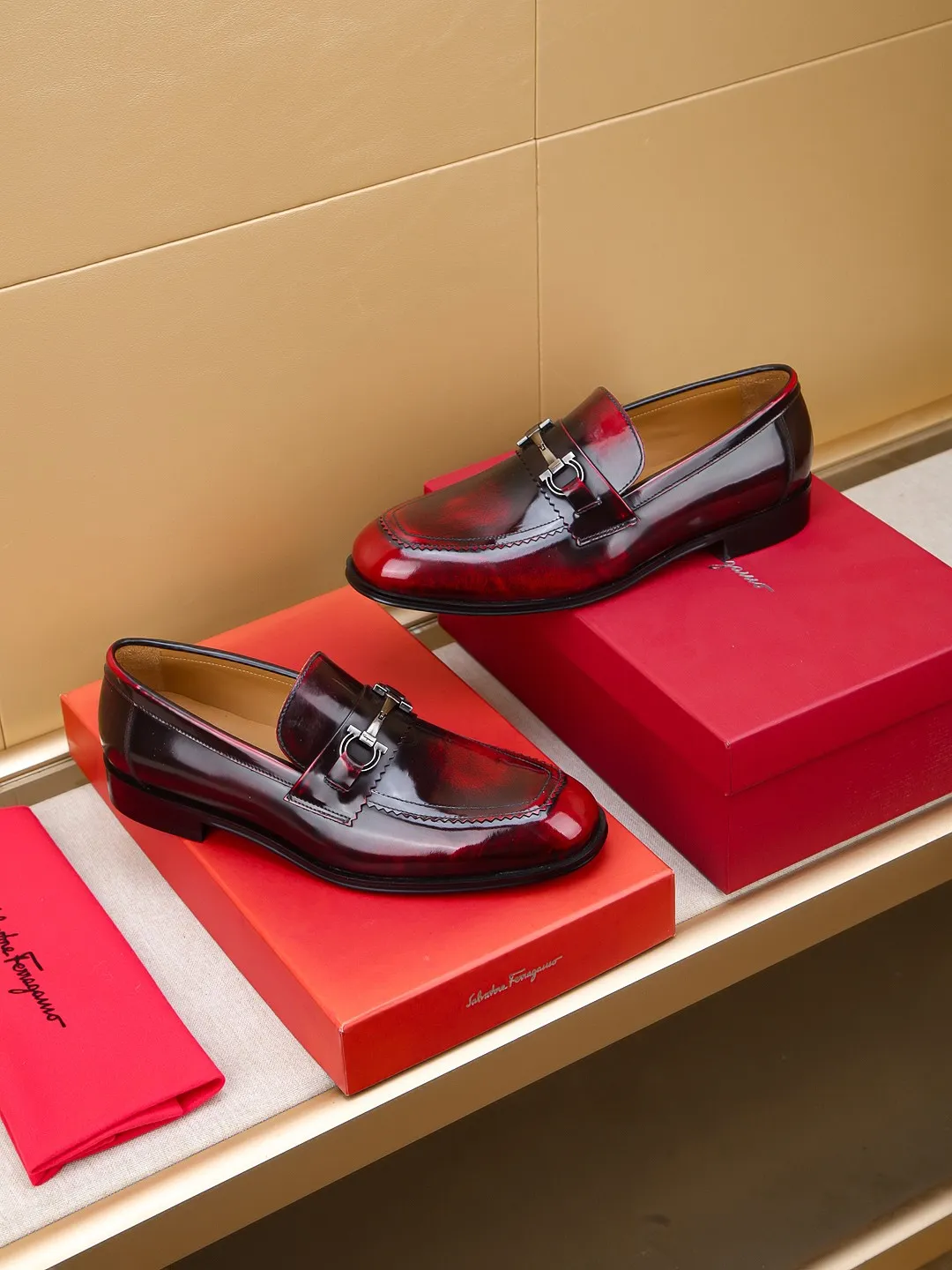 Men's shoes 💰460 🕷🕷🐂【Ferragamo】Ferragamo Popular fashionable leather shoes🇨🇳Official website counter 1:1 production, original mold opening💯Good quality can be seen, imported high-end first-layer waxed calfskin, water-dyed🐂leather lining🌿very clear texture, high-quality waterproof, non-slip and wear-resistant outsole🎋high quality and low price, truly handmade🍓colors available! Code number 39-44......(38.45.46.47 customized)